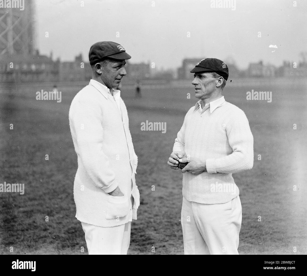 Herbert Strudwick , Surrey County Cricket Spieler und Hugh Dales von Middlesex County Cricket Club im Chat 1924 Stockfoto