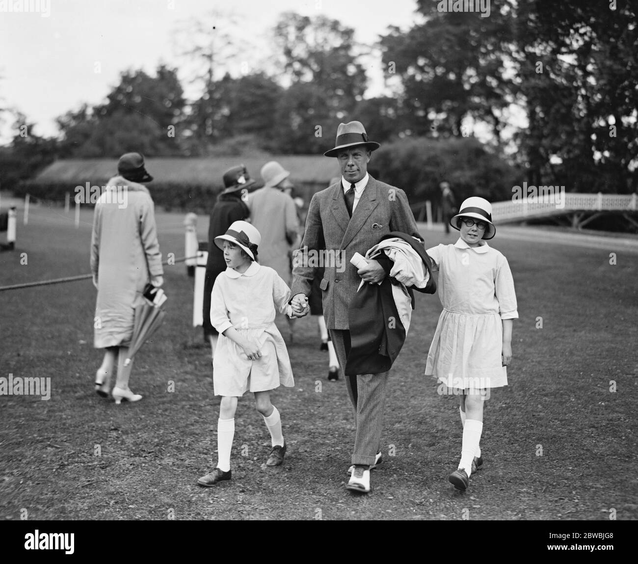 Ranelagh - Lords versus Commons . Flügelkommandant Louis Greig und seine Töchter, Bridget und Jean. 23 Juni 1928 Stockfoto