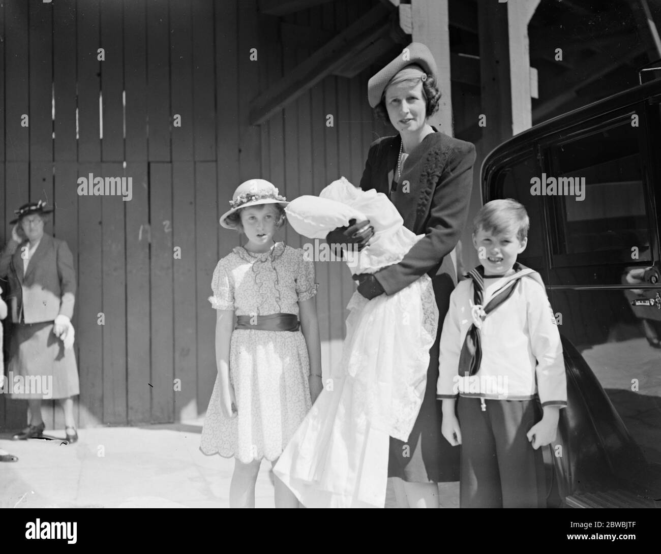 Lady Anne Hunloke und ihr Baby Sohn, Victor, nach der Taufe der letzteren in der Krypta-Kapelle im House of Commons. Mit ihr sind ihre anderen Kinder, ihre Tochter Phillippa (links) und ihr Sohn Timotheus. 30 Mai 1939 Stockfoto