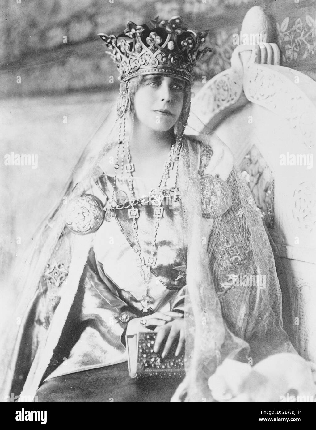 Königin von Rumänien in Krönungskleid EIN schönes Foto von Ihrer Majestät, die Königin von Rumänien in vollem Krönungskleid 8 November 1922 Stockfoto