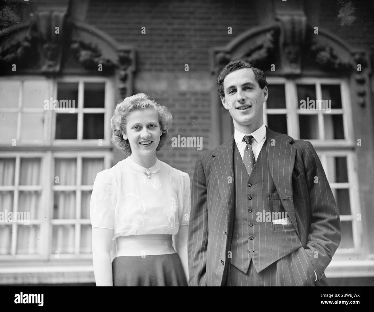 Die ehrenwerte Daphne Pearson posiert mit ihrem Verlobten, Herrn John Lakin. August 1939 Stockfoto