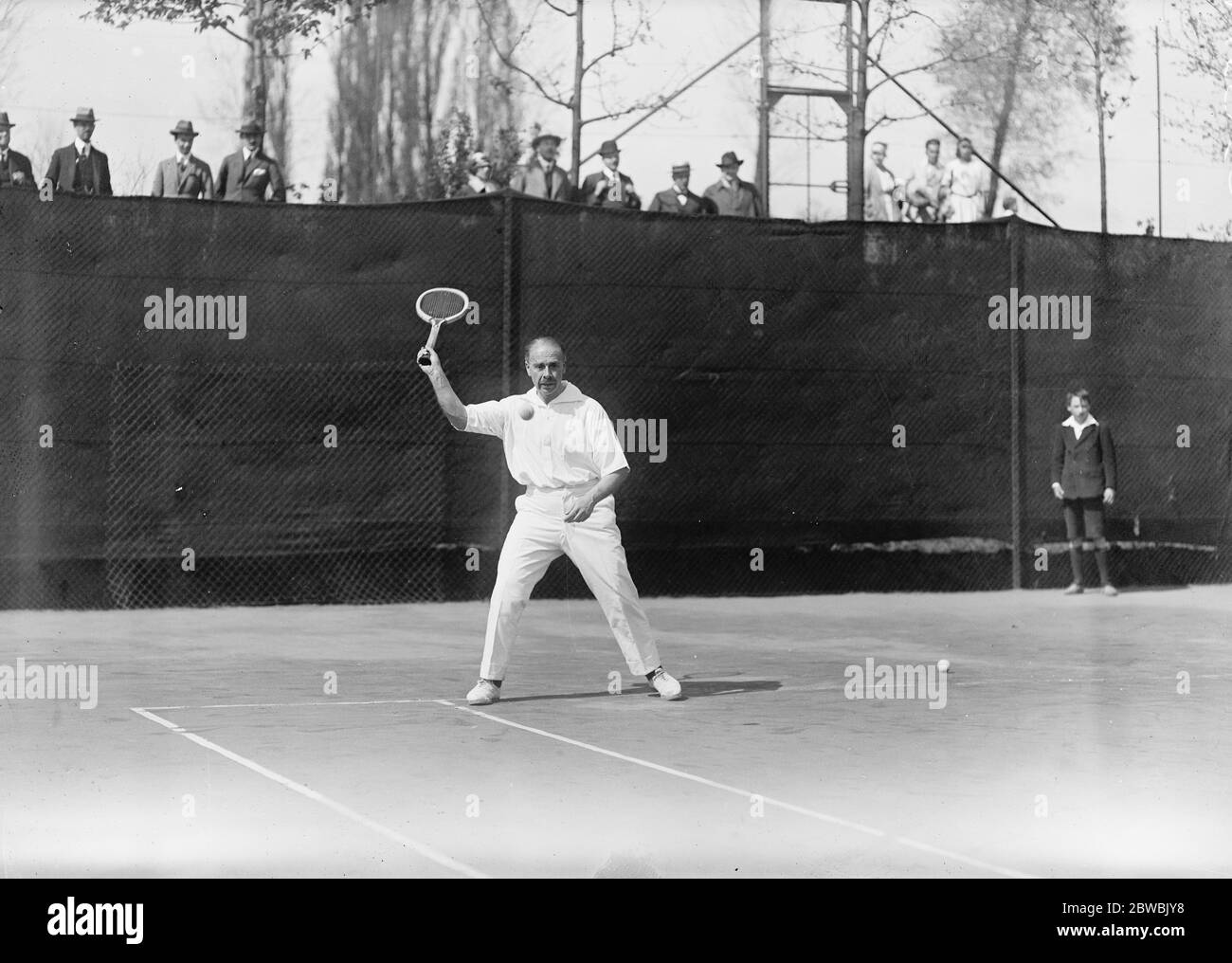 Die Hartplatz-Rasen-Tennis-Weltmeisterschaften der Welt in Brüssel. Weber ( Belgien ) im Spiel . 16 Mai 1922 Stockfoto