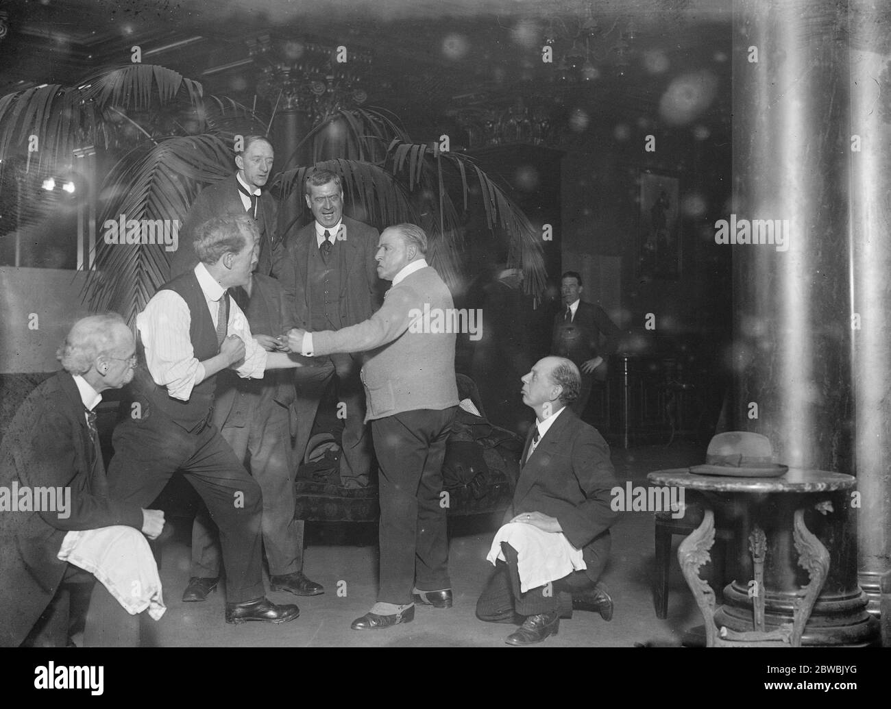 Alte Varieté-Stars Proben im Palladium für ihre weihnachtszeit dort ArthurRoberts und Tom Costello 19. Dezember 1922 Stockfoto