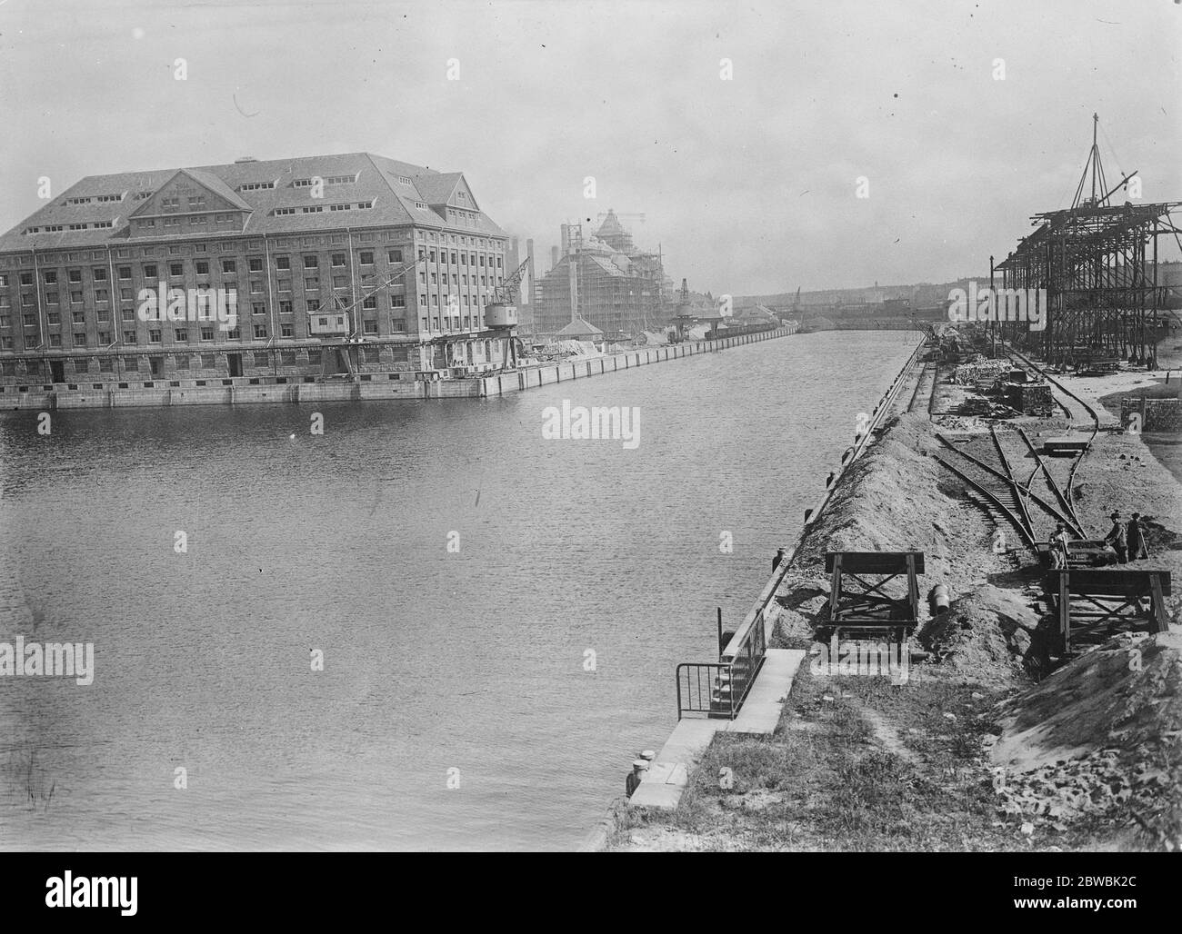 Berlins neuer Hafen der neue Westhafen mit dem großen Zollhaus und neuen Bahnstraßen 22. September 1922 Stockfoto