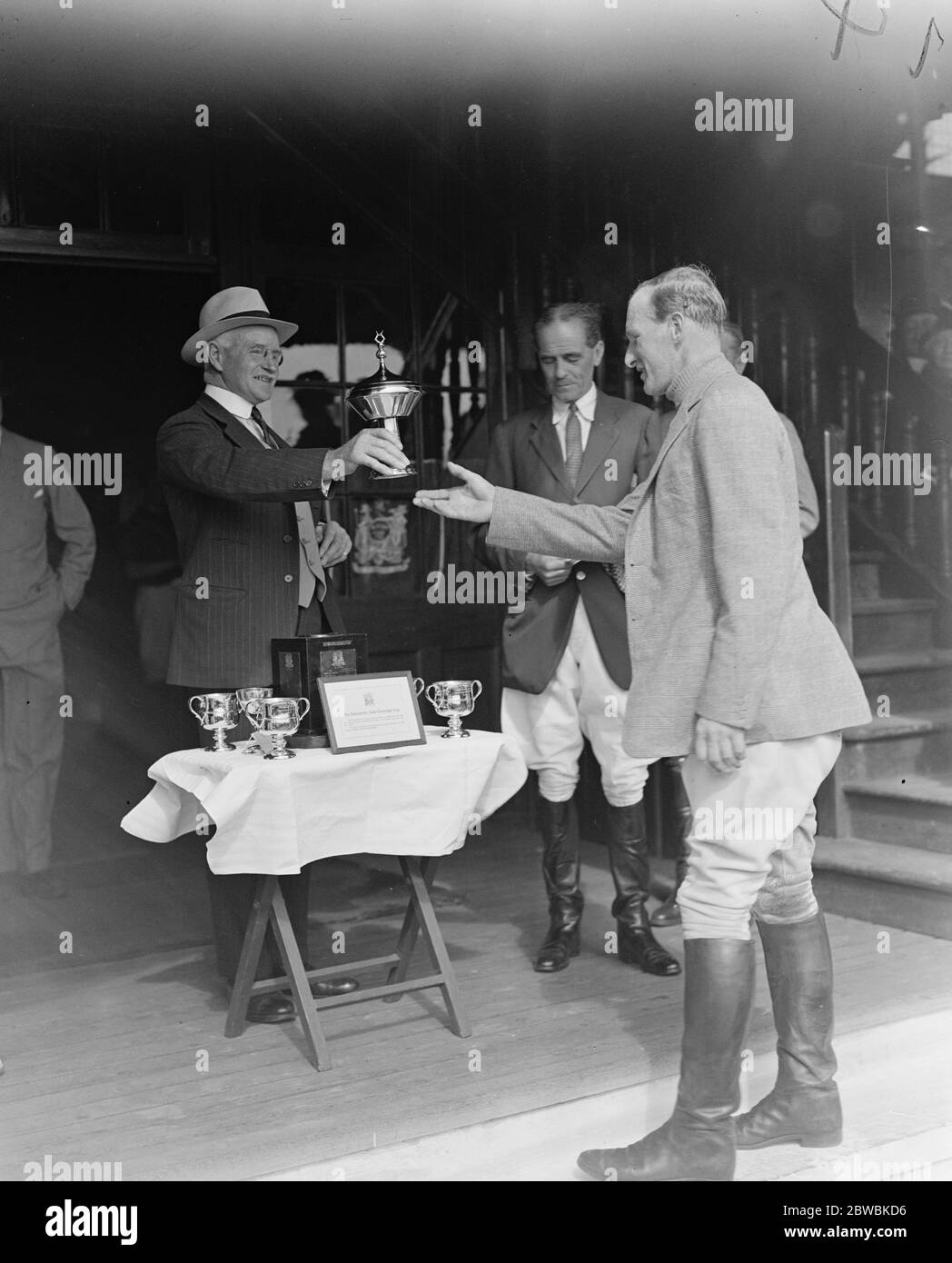 General Sir Beauvoir De Lisle übergab den Subalterns Gold Challenge Cup an Mr. R A G Bingley , 11. Hussars , der die 5. Inniskilling Dragoon Guards im Ranelagh Farm Polo Club am 8. Juli 1933 besiegte Stockfoto
