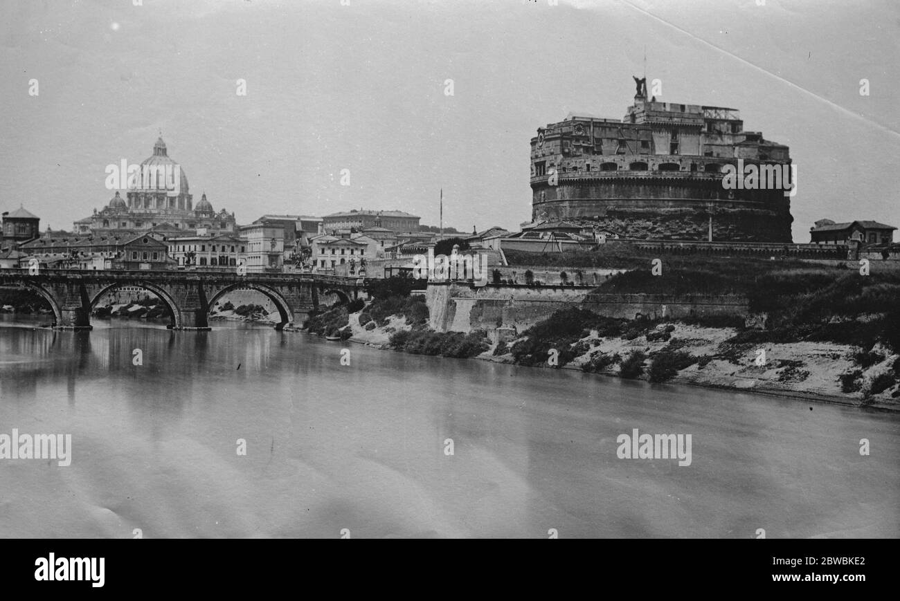 Berühmte römische Denkmal von Tiber Flut bedroht. Die Burg von Saint Angelo , zeigt die Tiber , deren Aufstieg hat bereits ernsthaft beschädigt die Brücke und die Annäherung an die Burg . Die Arbeiten werden sofort beginnen, um zu verhindern, dass die Werke des Schlosses einstürzen. 14 Dezember 1923 Stockfoto