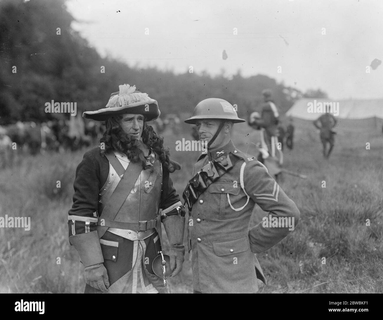 Aldershot Horse Show EIN Husar von 1685 und ein moderner Husar 21. Juli 1920 Stockfoto