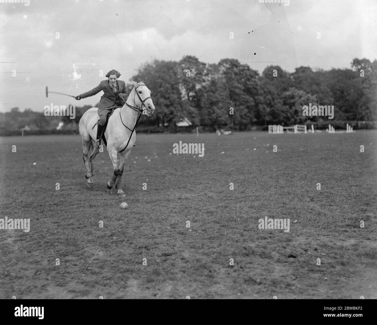 Miss Kathrine Foot , die zwar 80 Jahre alt ist noch ein begeisterter Polospieler , und ist hier gesehen Ejoying Praxis auf dem Boden des Reitclubs Ham Common 9 Mai 1933 Stockfoto
