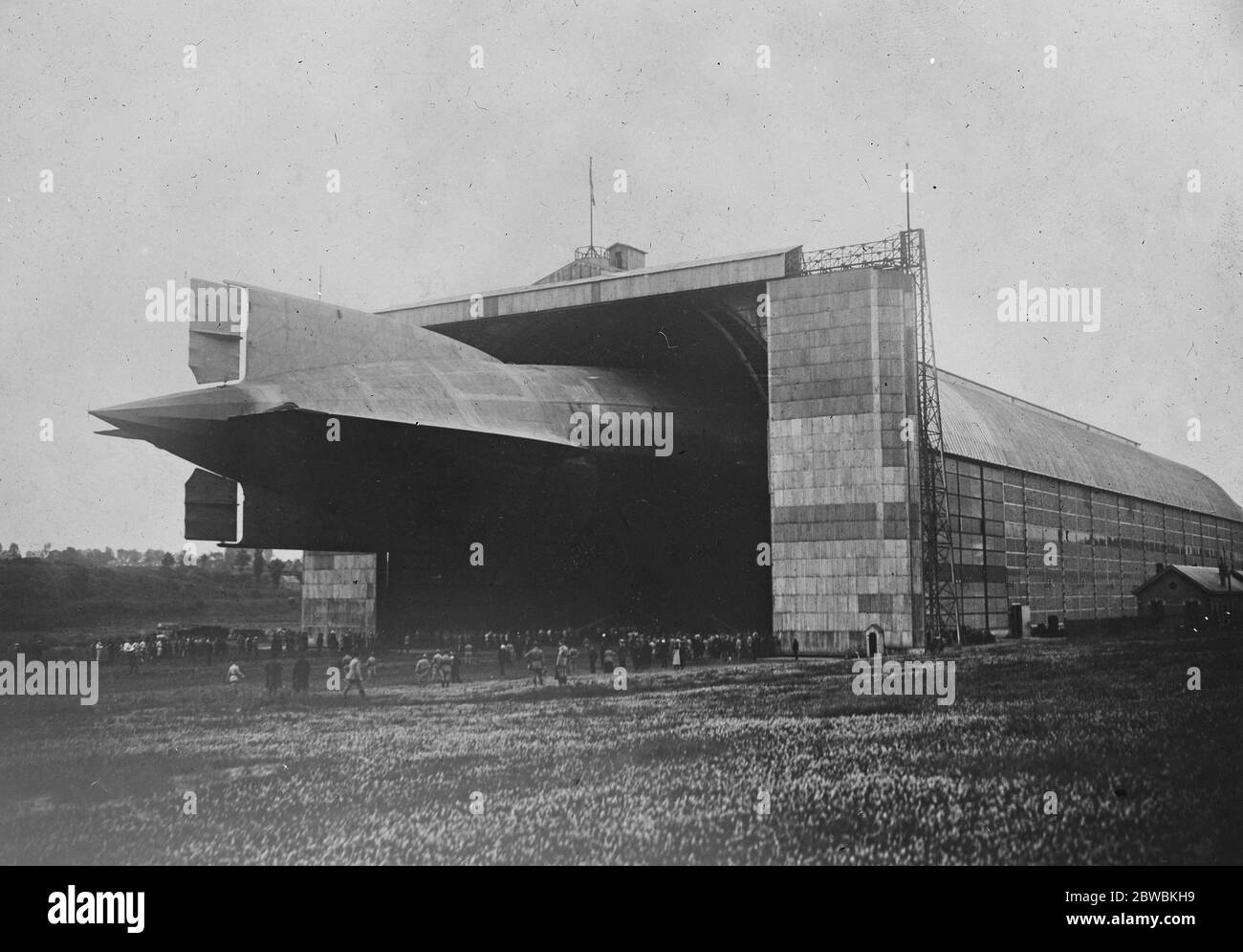 Deutschland übergibt Frankreich einen Zeppelin die L 72, die am 14. Juli 1920 in ihren Hangar eindringt Stockfoto