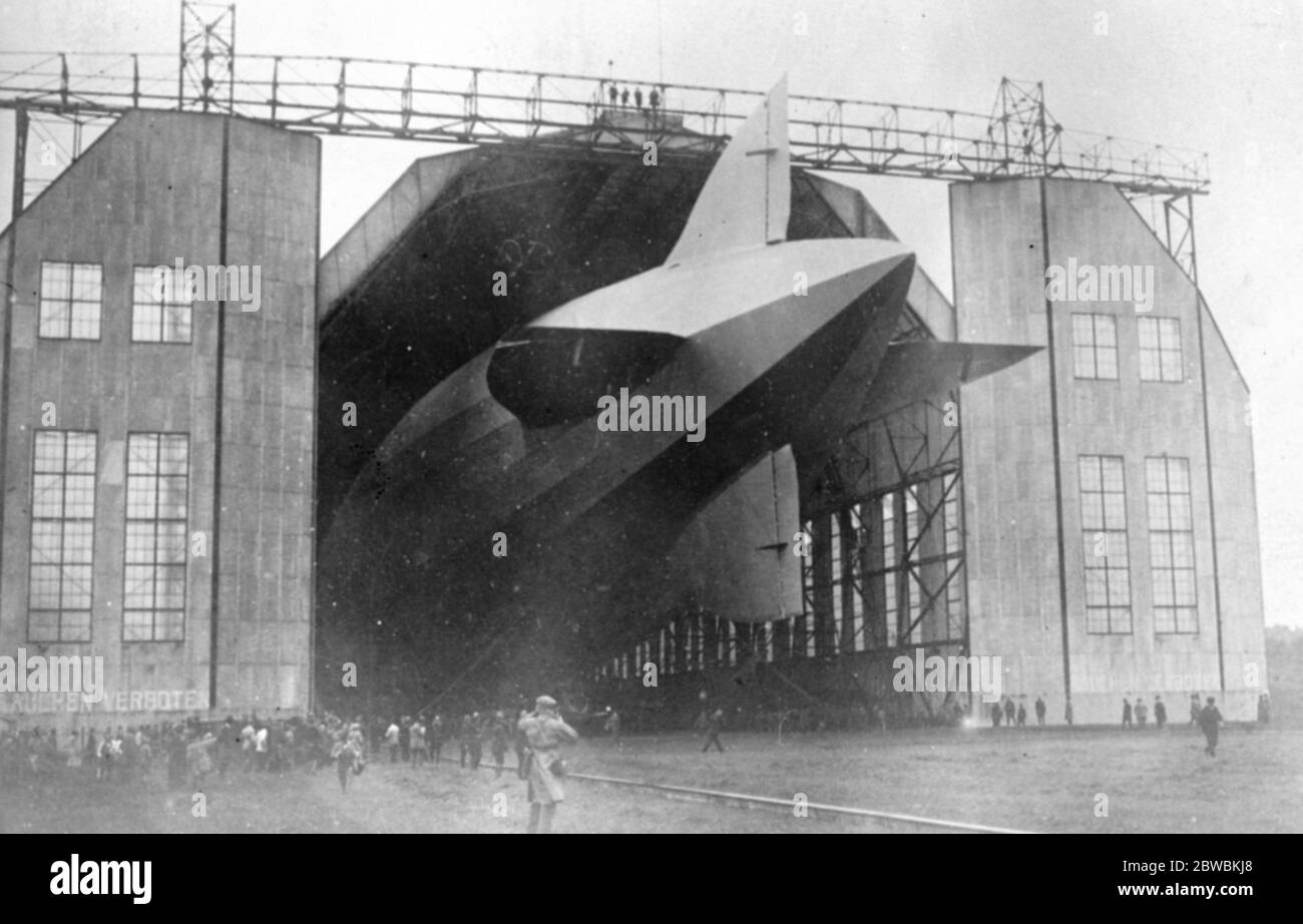 Atlantic Zepplin trifft Sturm auf Probeflug das von Deutschland für Amerika gebaute Luftschiff traf auf ihrem ersten Flug in Friedrichshafen auf einen gewaltigen Sturm.das Luftschiff kehrt am 1. September 1924 in ihren Hangar zurück Stockfoto