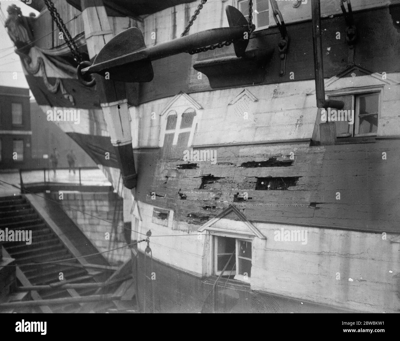 Bemerkenswertes Gerät, um HMS Victory in Trockendock in Portsmouth, England, die Rumpf des historischen Kriegsschiff, das ab dem 12. Januar 1922 wurde in Nr. 2 Dock, Die älteste Trockendock der Welt in Portsmouth für die Restaurierung - ihr Zustand hatte sich so verschlechtert, dass sie nicht mehr sicher über Wasser bleiben konnte. 21. November 1922 Stockfoto