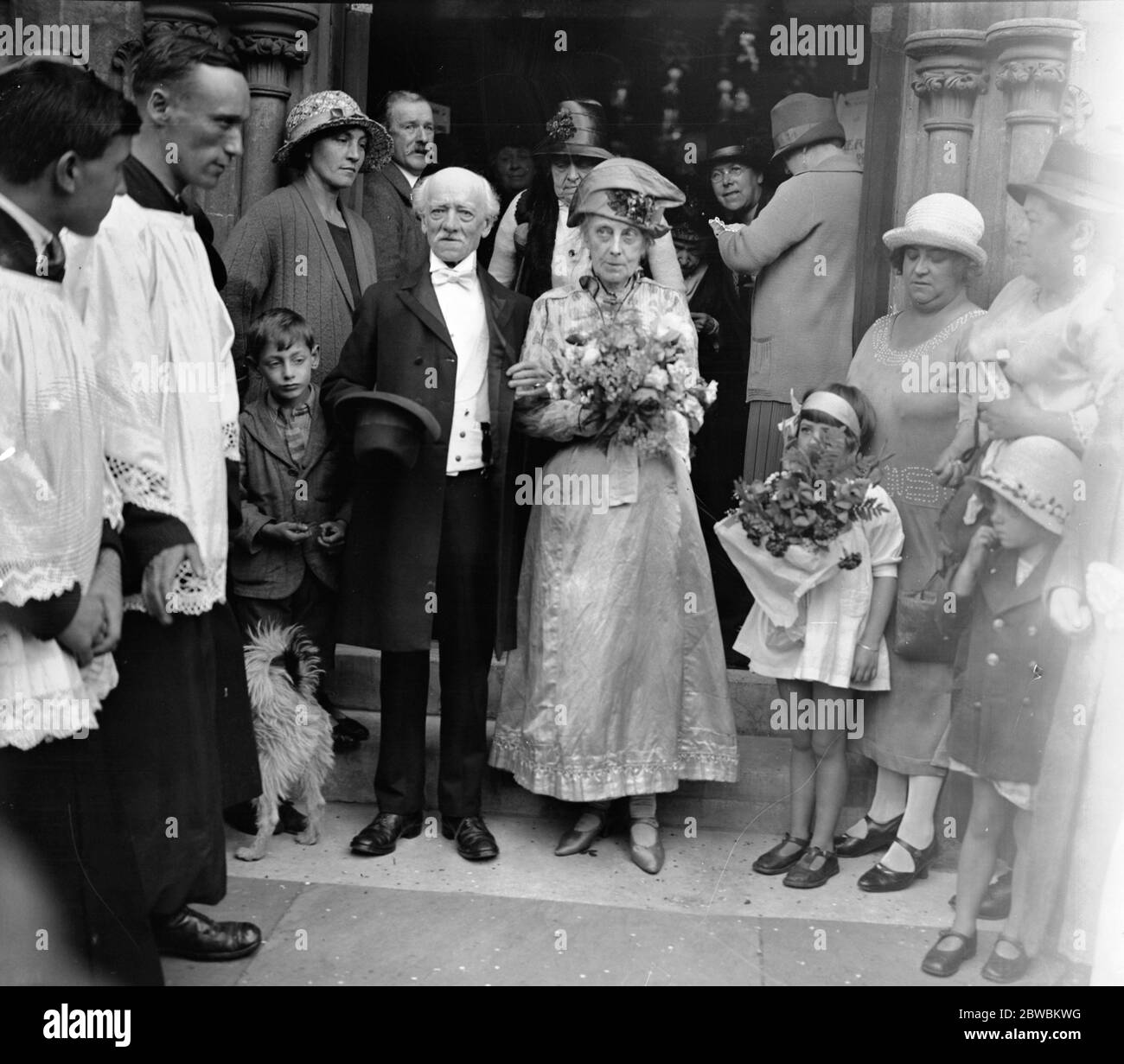 Herr und Frau Joseph Tyson, der Heimat des Varieté-Künstlerverbandes, Twickenham, feiern ihren goldenen Hochzeitstag mit einer zweiten Trauung. Bis 12. August 1926 Stockfoto