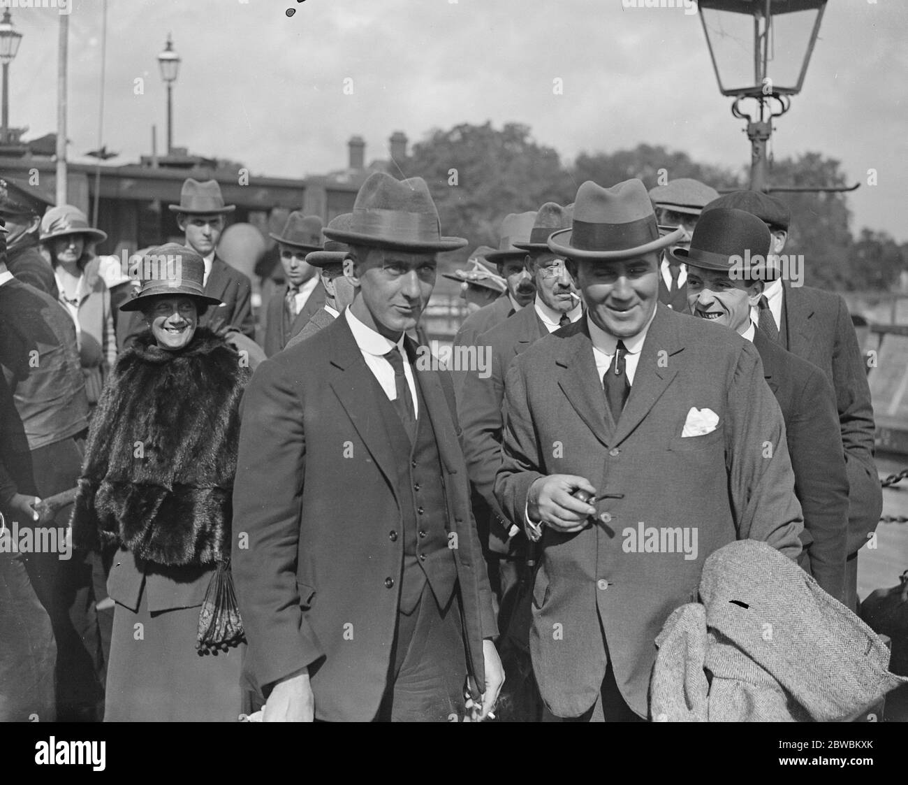 ' Trevessa ' Überlebende kommen auf ' Ghcorka ' in Tilbury 23 August 1923 an Stockfoto