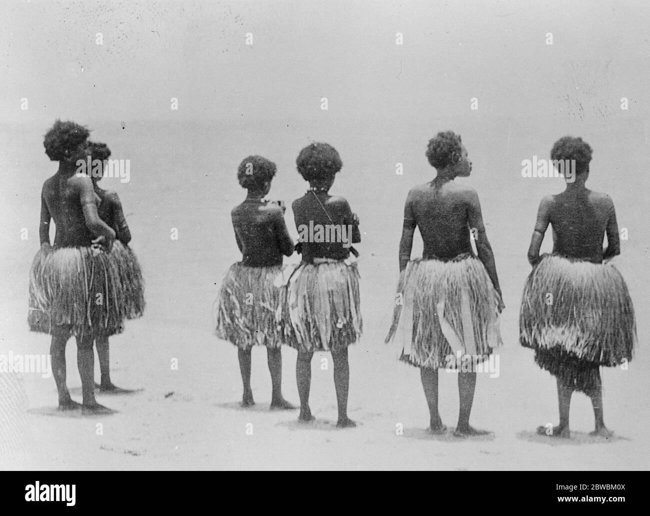 Tolle Insel zu erkunden. British Pacific Science Expedition Segel für Papua . Eifrige Papua-Eingeborene beobachten das Heben eines Segelschiffes auf einem Segelschiff. 14 Dezember 1922 Stockfoto
