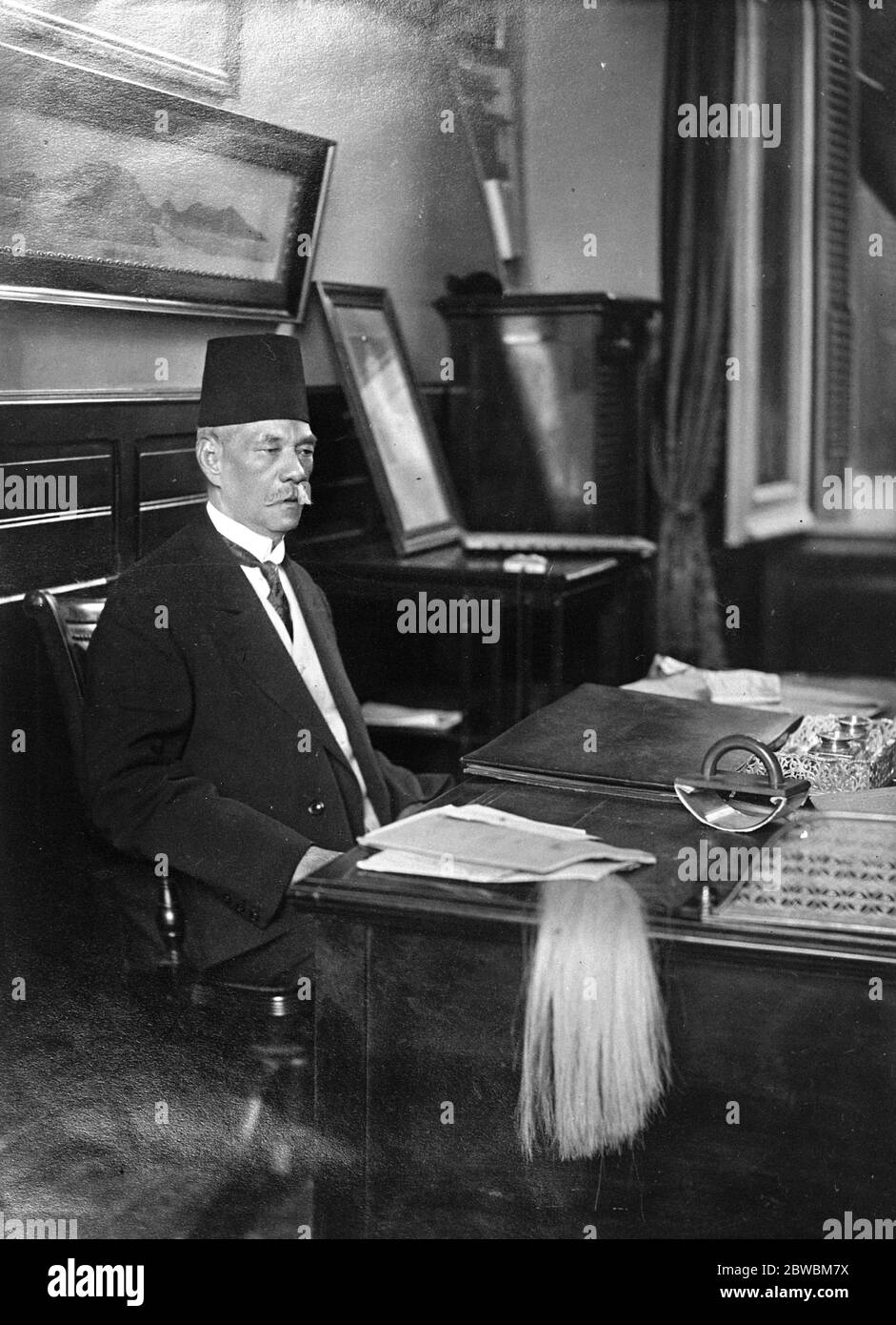 Ägypten 's Nationalheld und seine Frau zu Hause. Zaghlul Pasha, der ägyptische nationalistische Führer, und seine Frau hatten einen großen Empfang in Kairo auf ihrer Rückkehr aus dem Exil. Zaghlul Pasha an seinem Schreibtisch unmittelbar nach seiner Rückkehr nach Kairo. Oktober 1923 Stockfoto