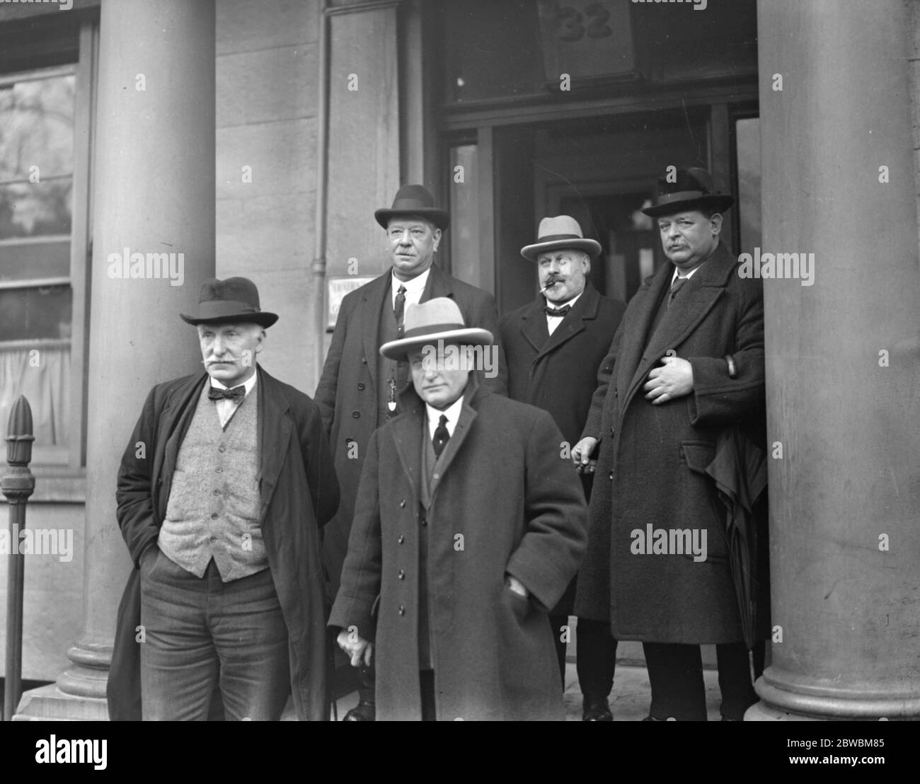 Delegierte verlassen Eccleston Platz, um Eisenbahnmanager während des Eisenbahnstreiks zu interviewen.Rückwärts Reihe von links nach rechts werden Thorne M P , John Turner ( Verkäufer im Geschäft ) und A B Swales ( A E U , die neue ( A E U der neue gewerkschaftsrat Kongress ) Erste Reihe von links nach rechts A H Findlay ( United Patternmakers ) Ben Tillett M P ( Transport Workers , Political International Secretary 19 Januar 1924 Stockfoto