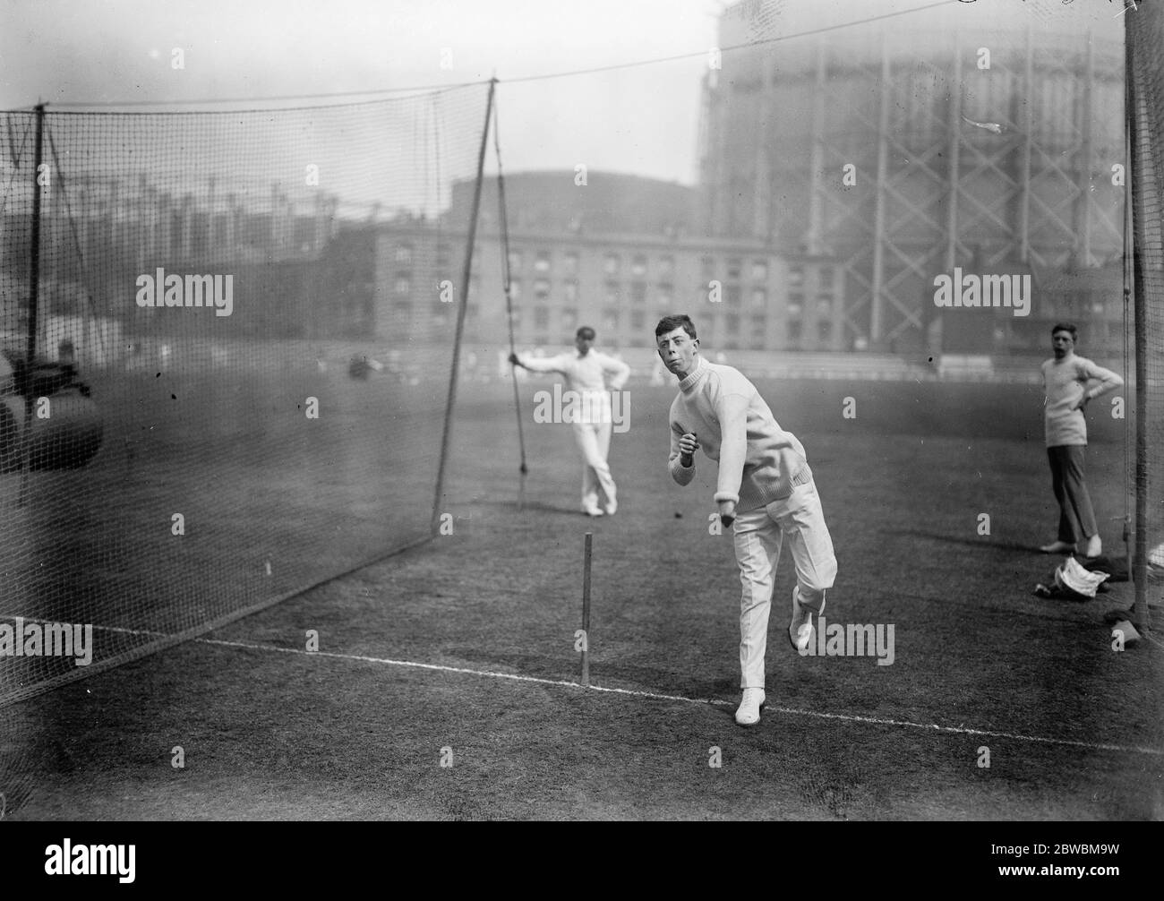 Surrey Boy Bowler , beschäftigt am Oval Cricket Ground in London Ronald Lowe das 16 Jahre alte Mitglied des Mitcham Cricket Club, der die Surrey Ground Staff beigetreten ist, ist ein langsamer Linkshänder mit einer einfachen Aktion , Wer kann den Ball brechen beide Wege . Hoffnungen werden unterhalten, dass er in den Bowler Surrey County entwickeln kann, sind für den 15. April 1921 zu suchen Stockfoto