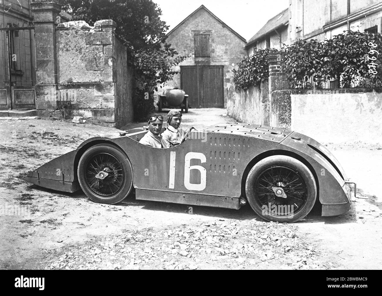 Ein neugieriges Auto beim großen französischen Autorennen Marco und Zirn in ihrem neugierigen Bugatti II beim Grand Prix Rennen 2. Juli 1923 Stockfoto