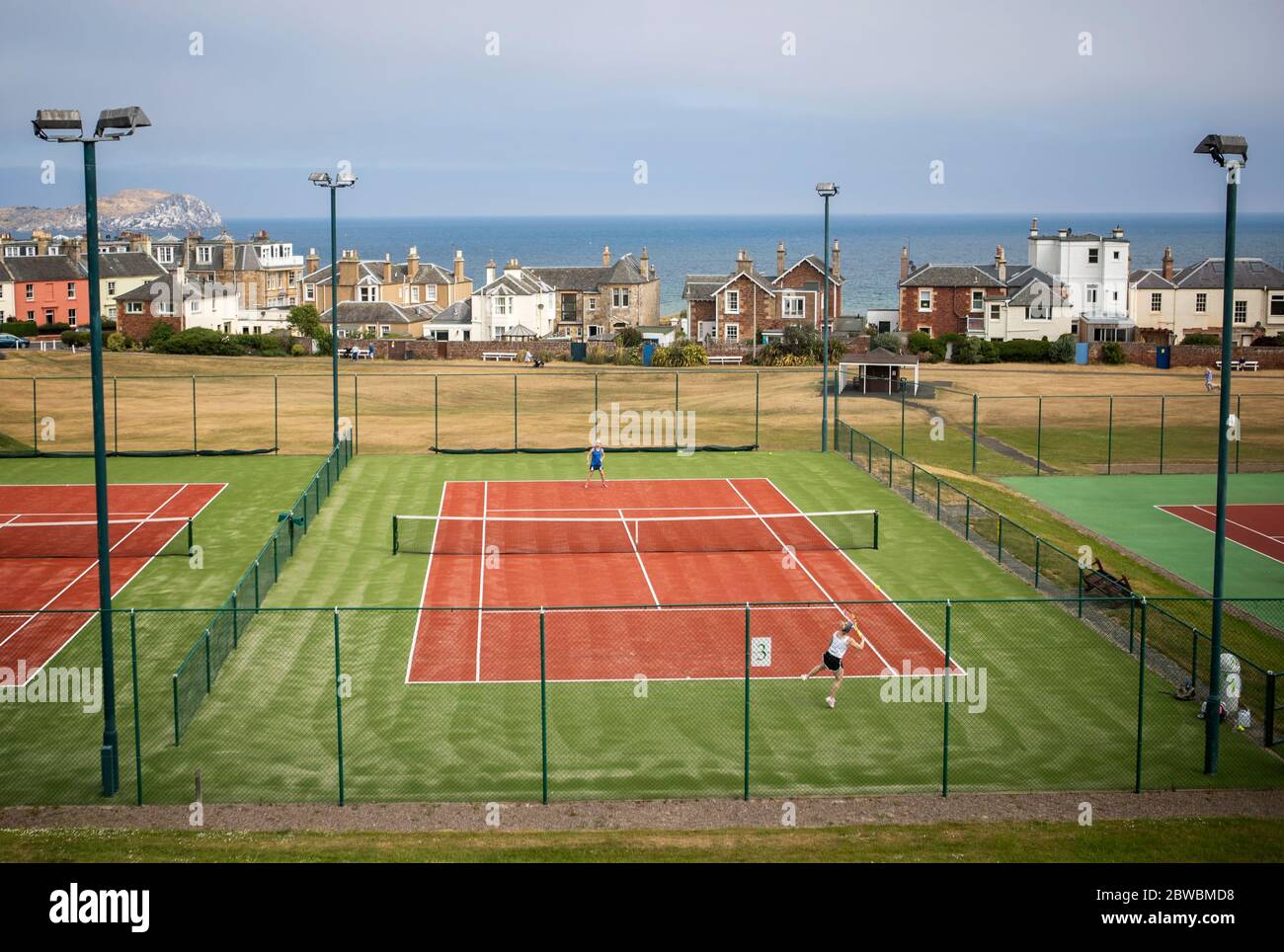 Die Menschen spielen Tennis im North Berwick Tennis Club, da die Menschen Familie und Freunde im Freien treffen und wieder Sport wie Golf und Tennis spielen können, da Schottland in Phase eins des Plans der schottischen Regierung geht, die Sperre schrittweise zu heben. Stockfoto