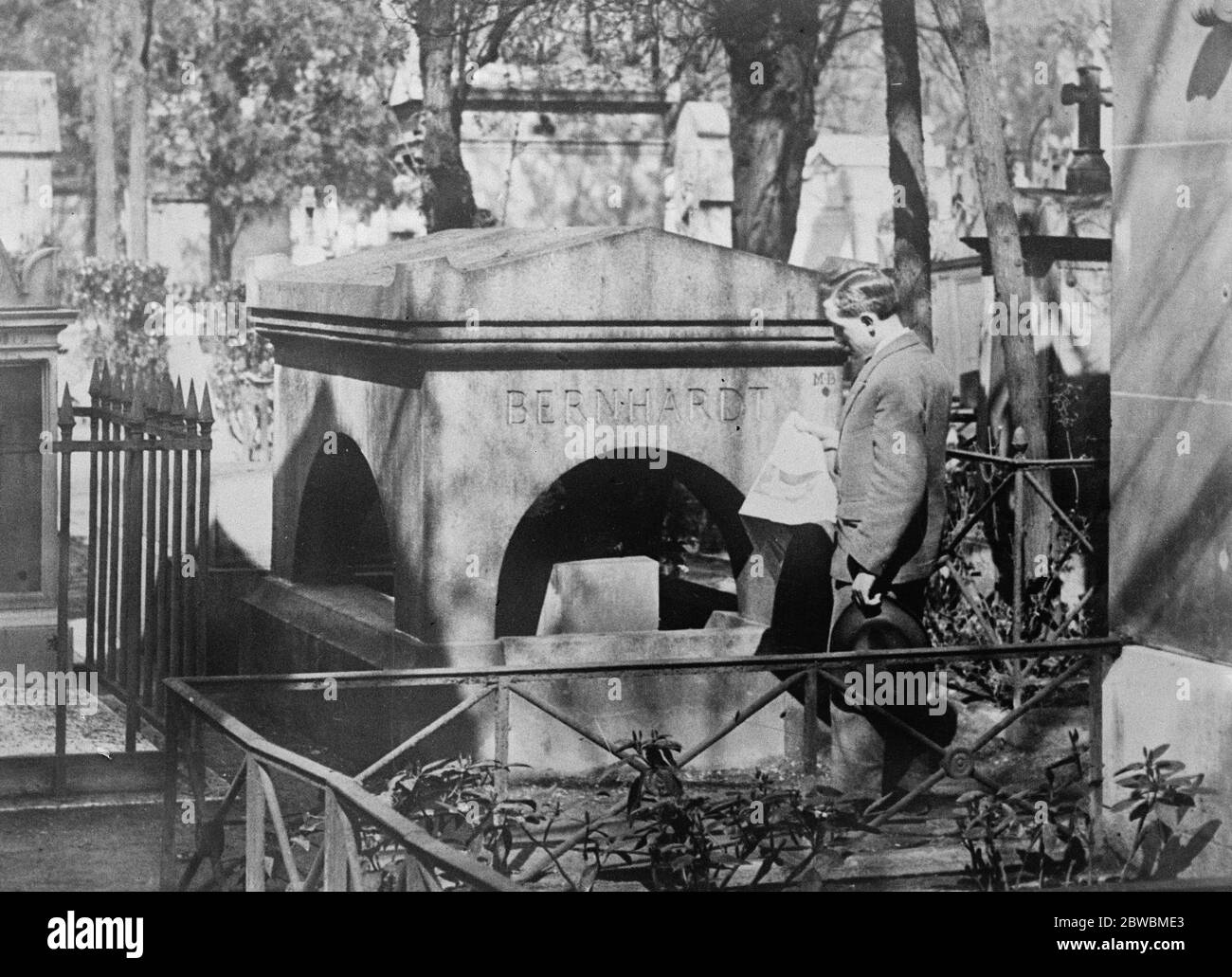 Wo Madame Sarah Bernhardt begraben wurde, das einfache Familienglüft auf dem Friedhof Pere la choise in Paris, wo Frau Sarah Bernhardt am 30. März 1923 begraben wurde Stockfoto