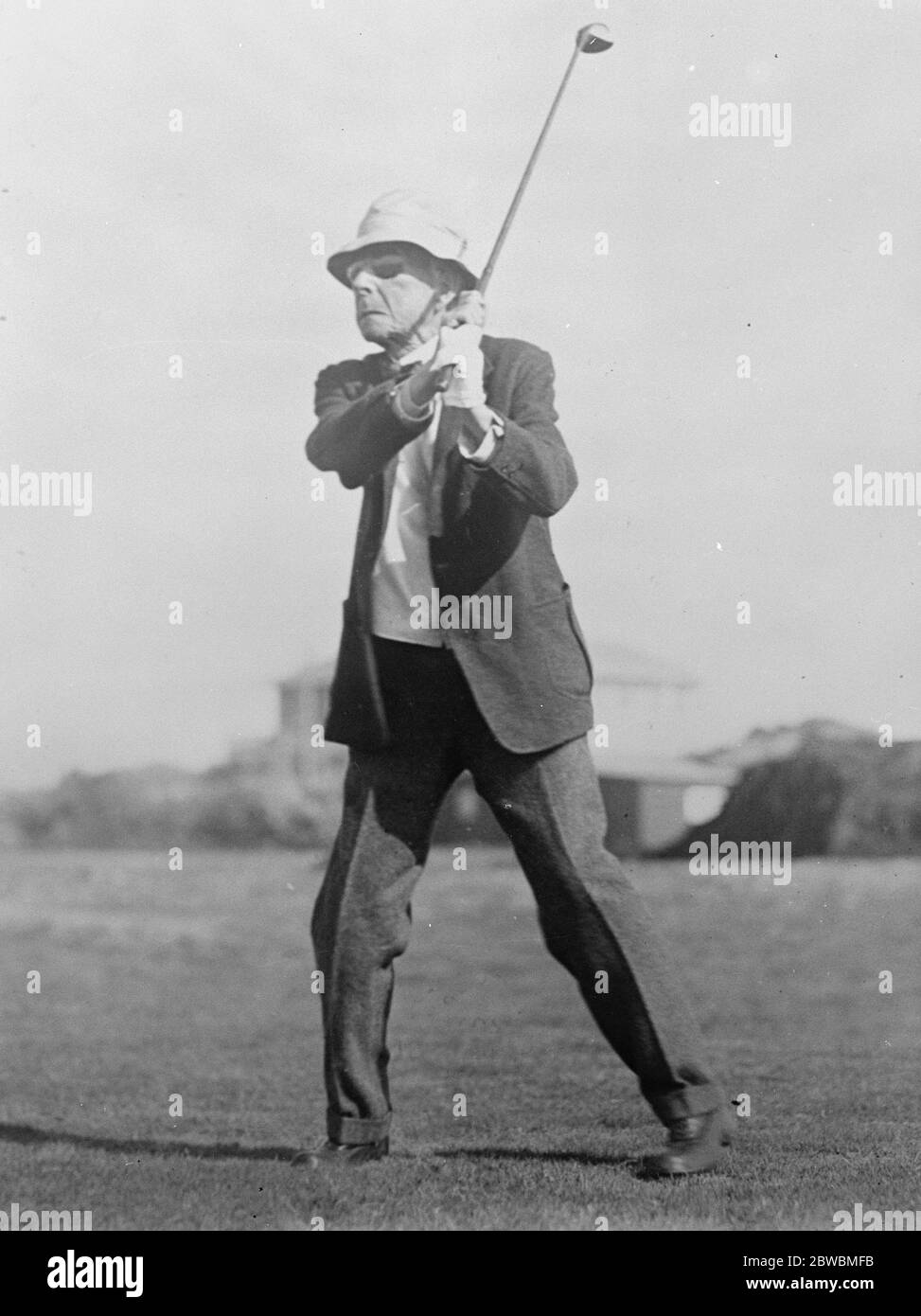 Der reichste Mann der Welt spielt Golf bei 84 . John D Rockefeller, der reichste Mann der Welt, spielt im Alter von 84 Jahren ein ausgezeichnetes Golfspiel. Herr Rockefeller fährt am Ormond Beach , FLA . 31 Dezember 1923 Stockfoto