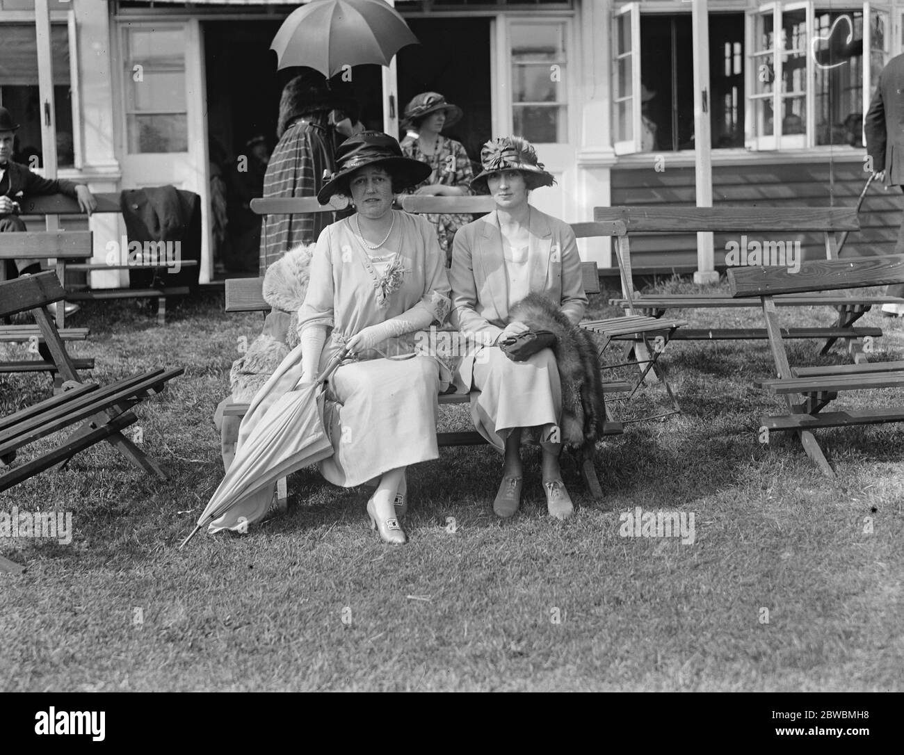 Gesellschaft in Roehampton Lady Mahon und Frau J Montague 21 Mai 1921 Stockfoto
