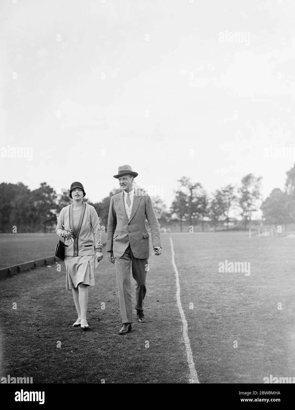 Ranelagh Polo Club - Rettungsschwimmer gegen Ramblers im Finale für den Junior Colts Challenge Cup Frau Barbara Villar und Col Melville Hare 28 Juli 1928 Stockfoto