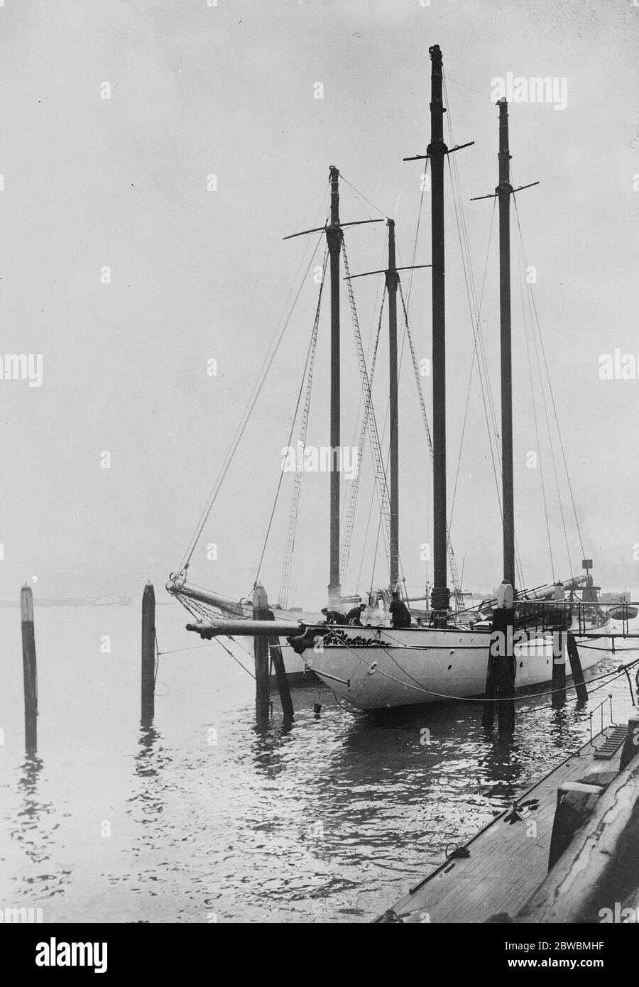 Die deutschen Ex Royal Rennyachten kommen in Rotterdam an. Die Ex Kaiser 's Yacht Meteor ( verkauft an einen Franzosen ) und die späten Kaiserin ' s Yacht Yampa ( geglaubt, von einem Amerikaner gekauft worden sein ) fotografiert bei ihrer Ankunft in Rotterdam auf dem Weg nach Havre von Kiel . Dezember 1923 Stockfoto