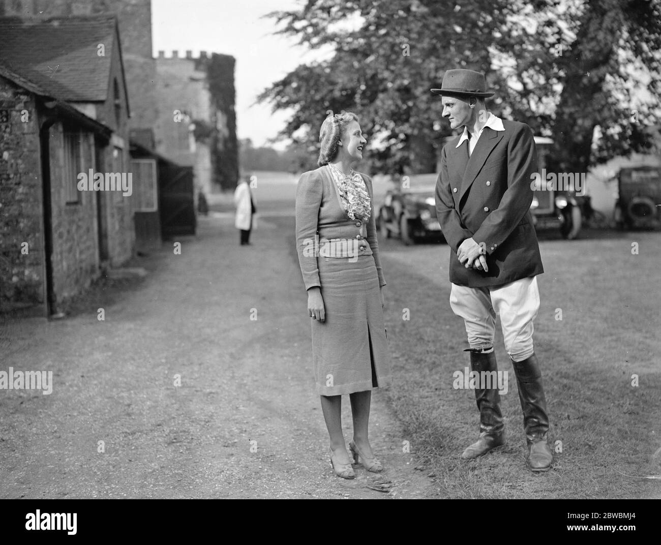 Beim Polo im Cowdray Park in Midhurst in Sussex , Daphne Pearson mit Captain D Dawney . 1938 Stockfoto