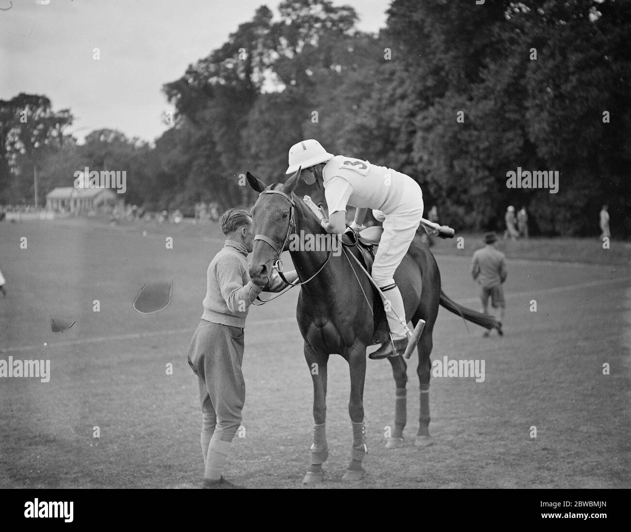 Damen Inter - Club Polo Spiel im Ranelagh Club, West London. Lady Priscilla Willoughby (Ranelagh Team) Montage ihr Pony. 1937 Stockfoto