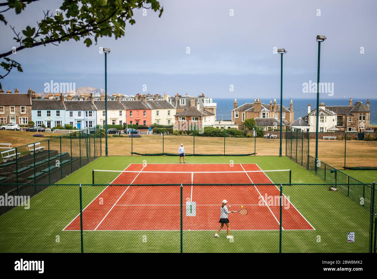 Die Menschen spielen Tennis im North Berwick Tennis Club, da die Menschen Familie und Freunde im Freien treffen und wieder Sport wie Golf und Tennis spielen können, da Schottland in Phase eins des Plans der schottischen Regierung geht, die Sperre schrittweise zu heben. Stockfoto