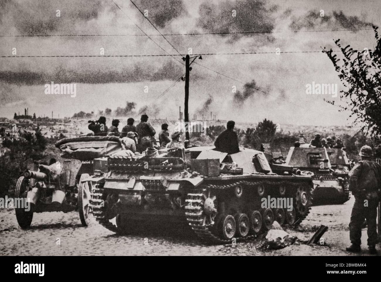 Eine russische Stadt brennt während eines deutschen Bombardements, als die am 22. Juni 1941 begonnene Operation Barbarossa in Betrieb genommen wird. 99 deutsche Divisionen, darunter vierzehn panzerdivisionen und zehn motorisierte, wurden von der Ostsee bis zum Schwarzen Meer gegen die Sowjetunion eingesetzt. Sie wurden von zehn rumänischen Divisionen, drei italienischen Divisionen, zwei slowakischen Divisionen und neun rumänischen und vier ungarischen Brigaden begleitet. Stockfoto