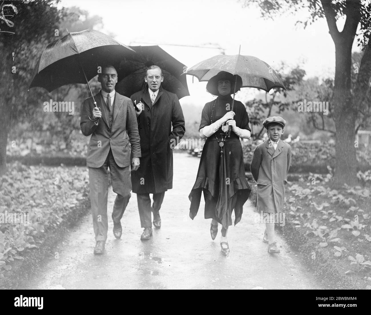 An der Varieté Künstler wohlwollende Institution in Twickenham Mr R H Gillespie ( Mitte ) mit seiner Frau und Sohn und Bruder 1922 Stockfoto
