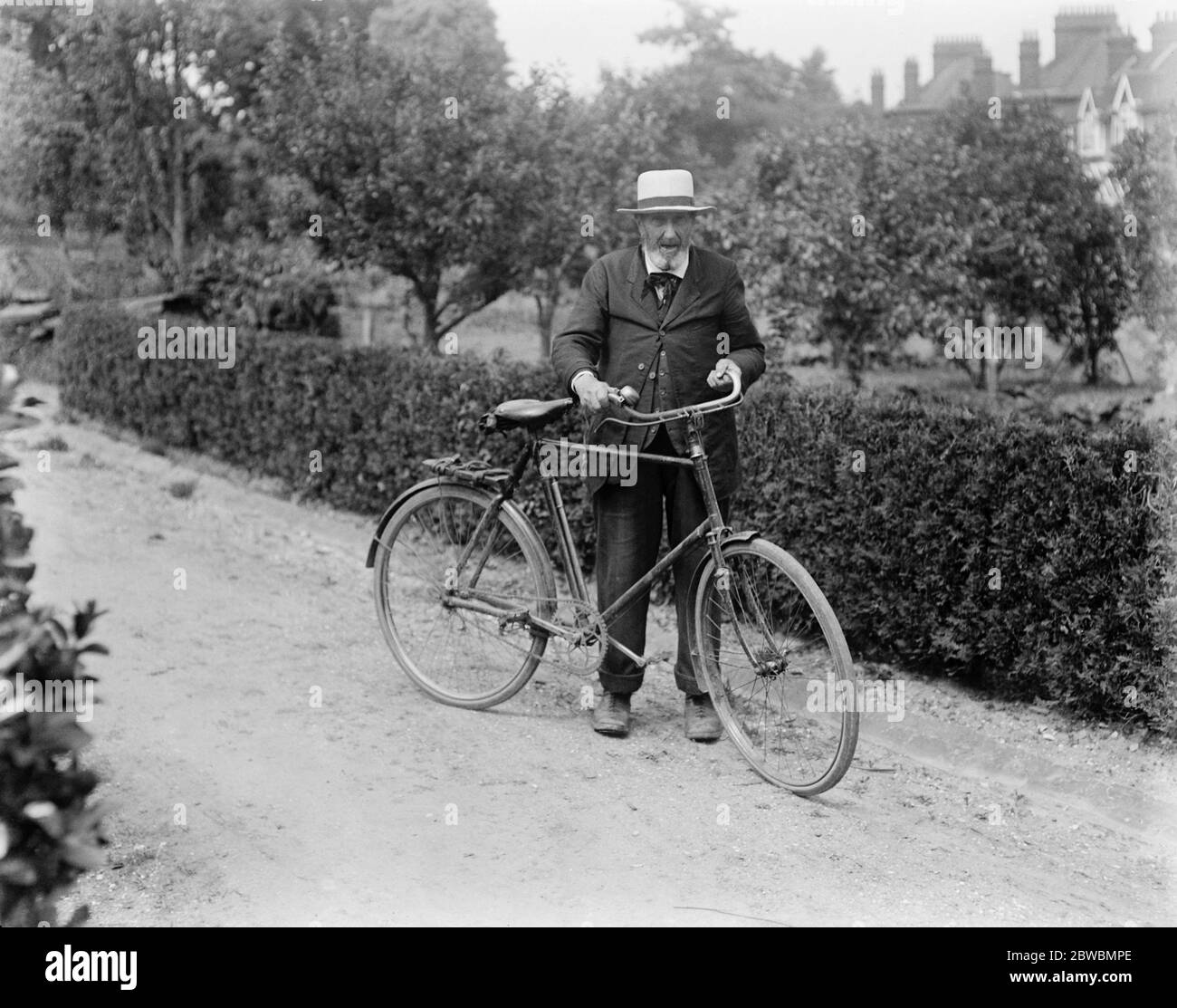 Der älteste Radfahrer der Welt Herr Charles Tulley von Hassocks Surrey, der im Alter von 102 Jahren behaupten kann, der Oldist Radfahrer der Welt zu sein und selbstbewusst fährt das Fahrrad jeden Tag 13 Juni 1922 Stockfoto