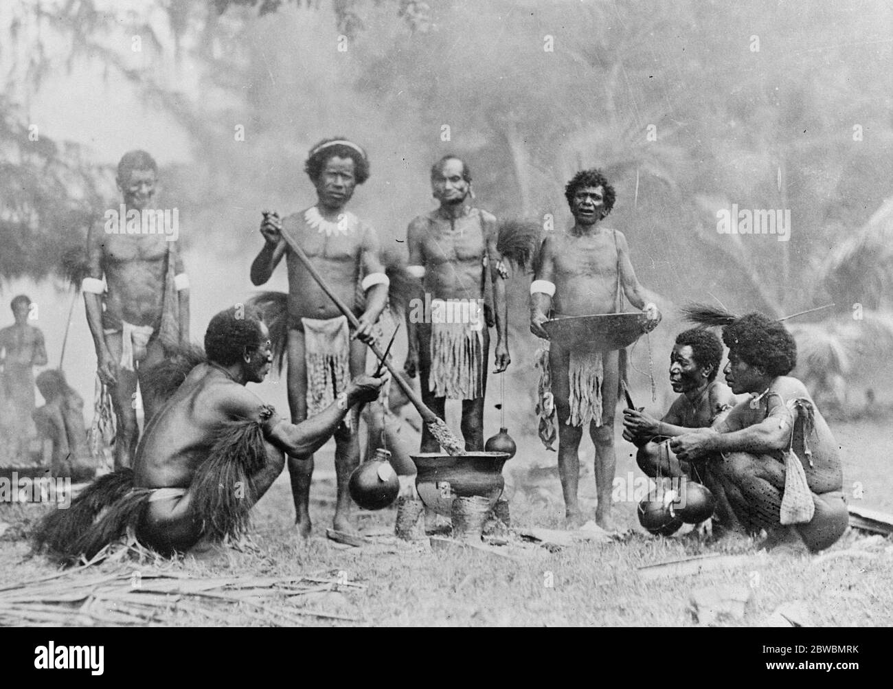 Tolle Insel zu erkunden. British Pacific Science Expedition Segel für Papua . Papua zeremonielle Küche . Diese Zeremonie wird nur von Männern durchgeführt. 14 Dezember 1922 Stockfoto