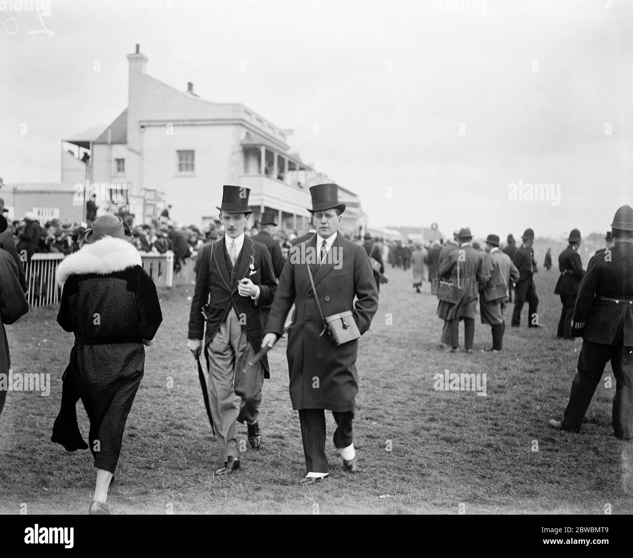 Gesellschaft in Epsom am Oaks Tag . Lord Portarlington (rechts) mit einem Freund. Juni 1923 Stockfoto