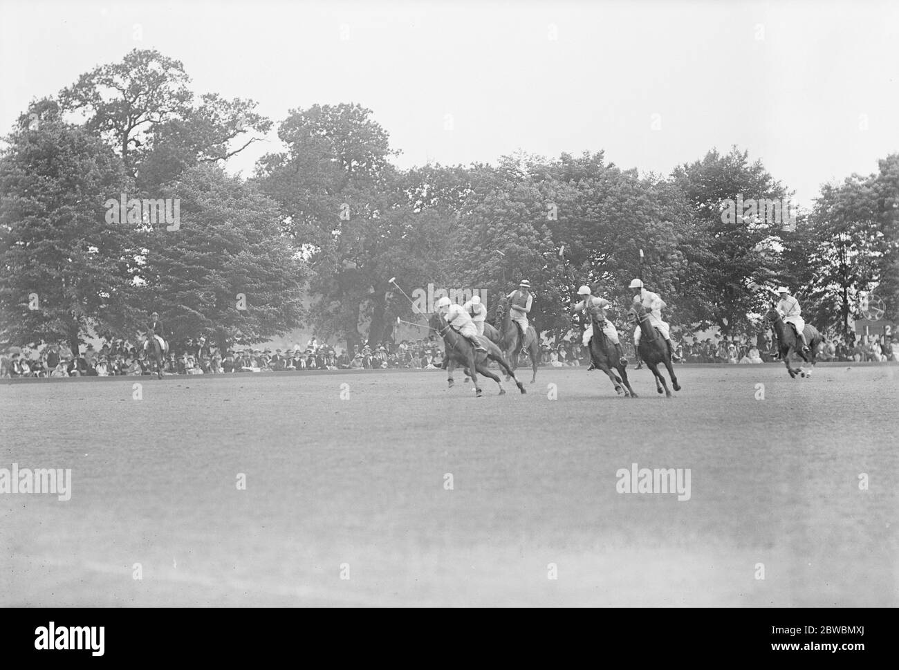 Bemerkenswerte Action Shot Foto von American Polo Team der Ausweichmanschier, der zählt eine Photographie der Mattigkeit eines American Pony 2 Juni 1921 Stockfoto