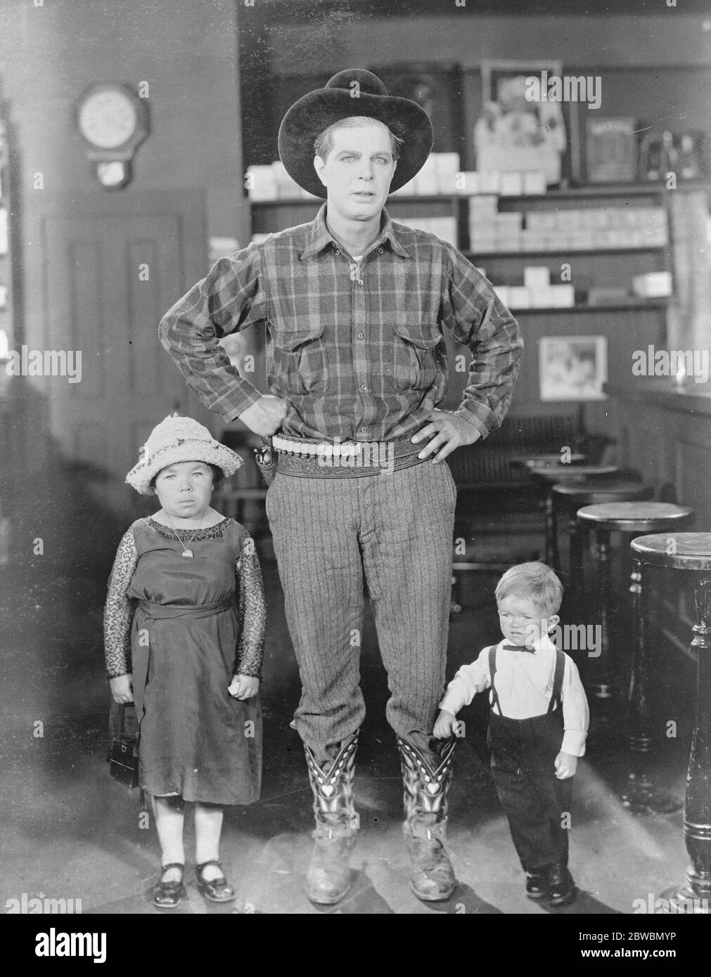 Die lange und die kurze davon in der Filmwelt Edward ( Hoot ) Bibson , der bekannte amerikanische Filmschauspieler und ' Major Mite ' ( rechts ) deren Alter und Zoll sind etwa 18 30 Oktober 1922 Stockfoto