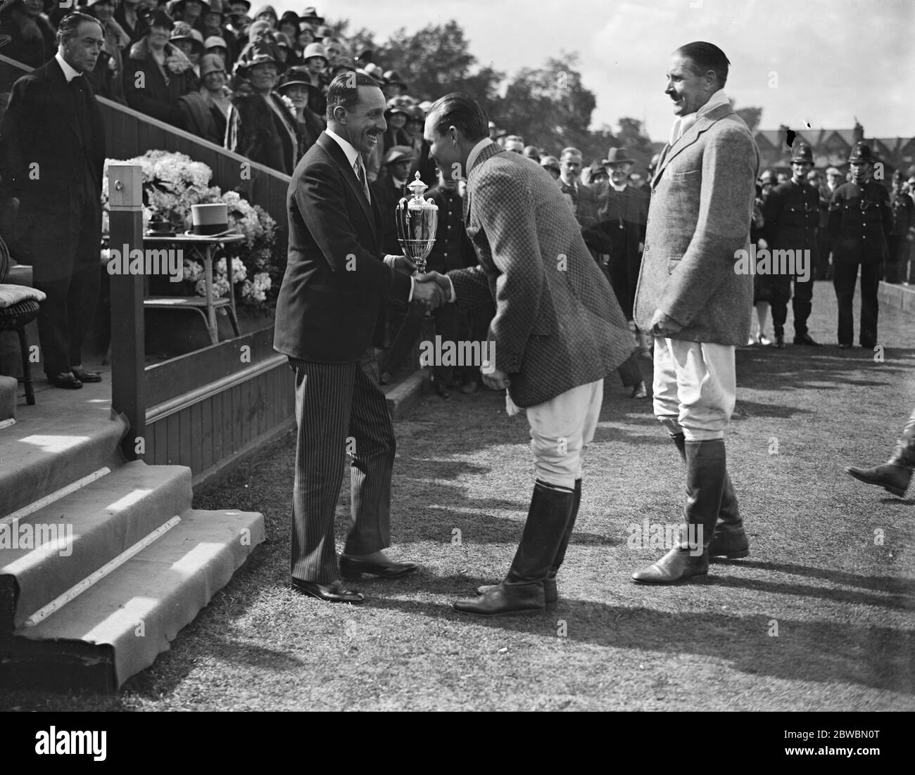 Polo in Hurlingham - Inter Regimental Polo Turnier Finale , 17/21 Lancers gegen Queen 's Bays . König Alfonso überreichen den Pokal an Herrn Laddie Sanford ( Hurricanes ) . 30 Juni 1928 Stockfoto