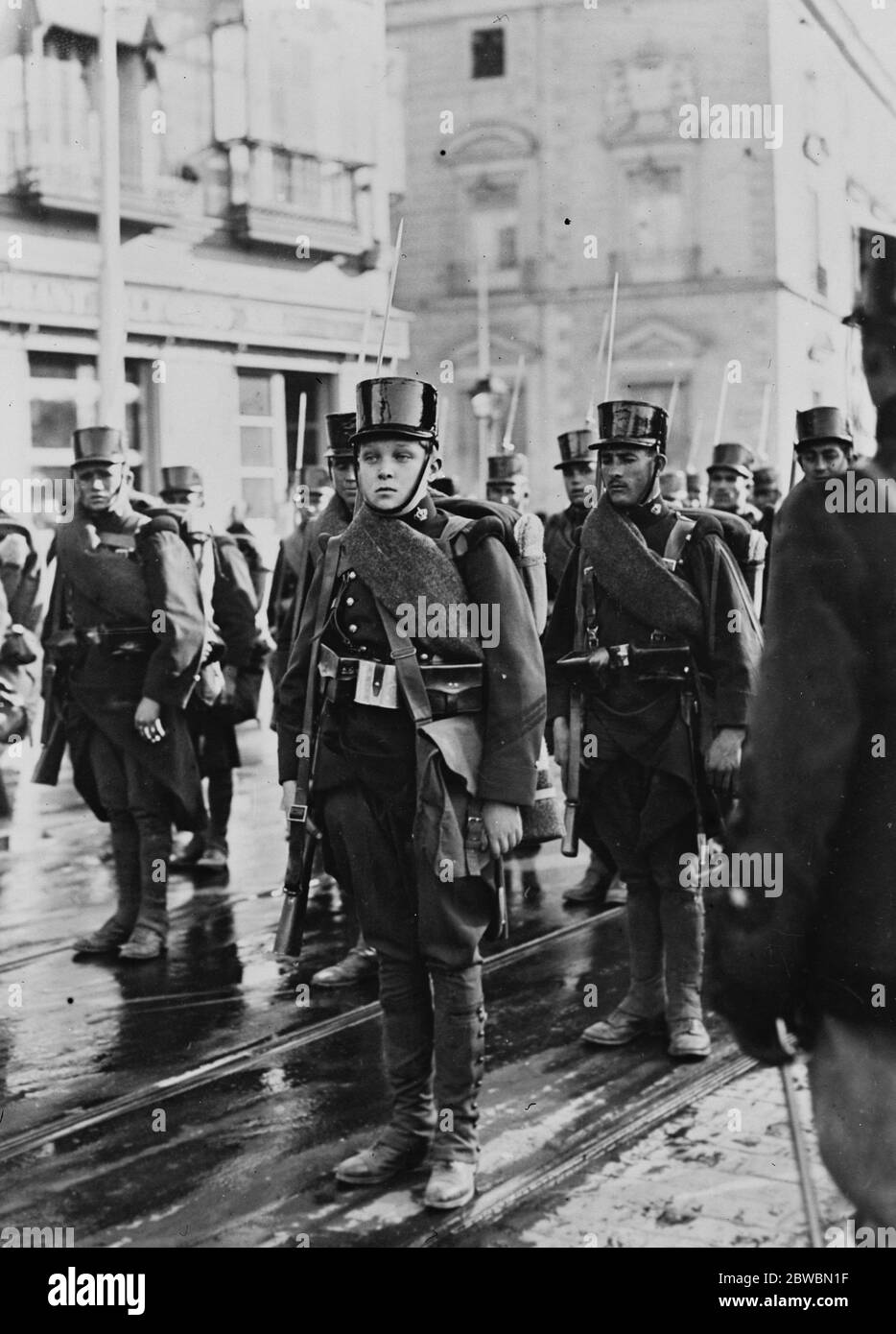 Spanischer Kronprinz mit festem Bajonett der spanische Kronprinz ( rechts ), der nach Manövern durch die Straßen Madrids fährt 21. November 1922 Stockfoto