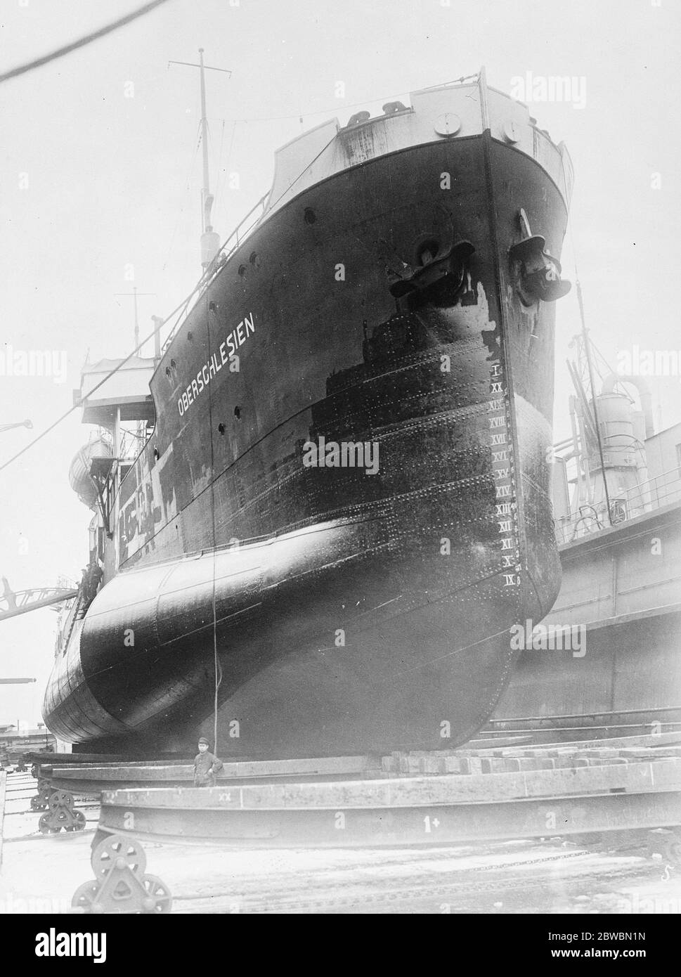 Kein Blister-Schiff. Dieses neugierige Handwerk, fotografiert im Dock in Hamburg, ist ein Öltanker von etwa 2,000 Tonnen, die aus den Rümpfen von zwei U-Booten gebaut wurde. Sie heißt Oberschlesian, wurde von Krupps in Kiel gebaut und gehört einer der Stinnes-Gesellschaften. Dezember 1923 Stockfoto