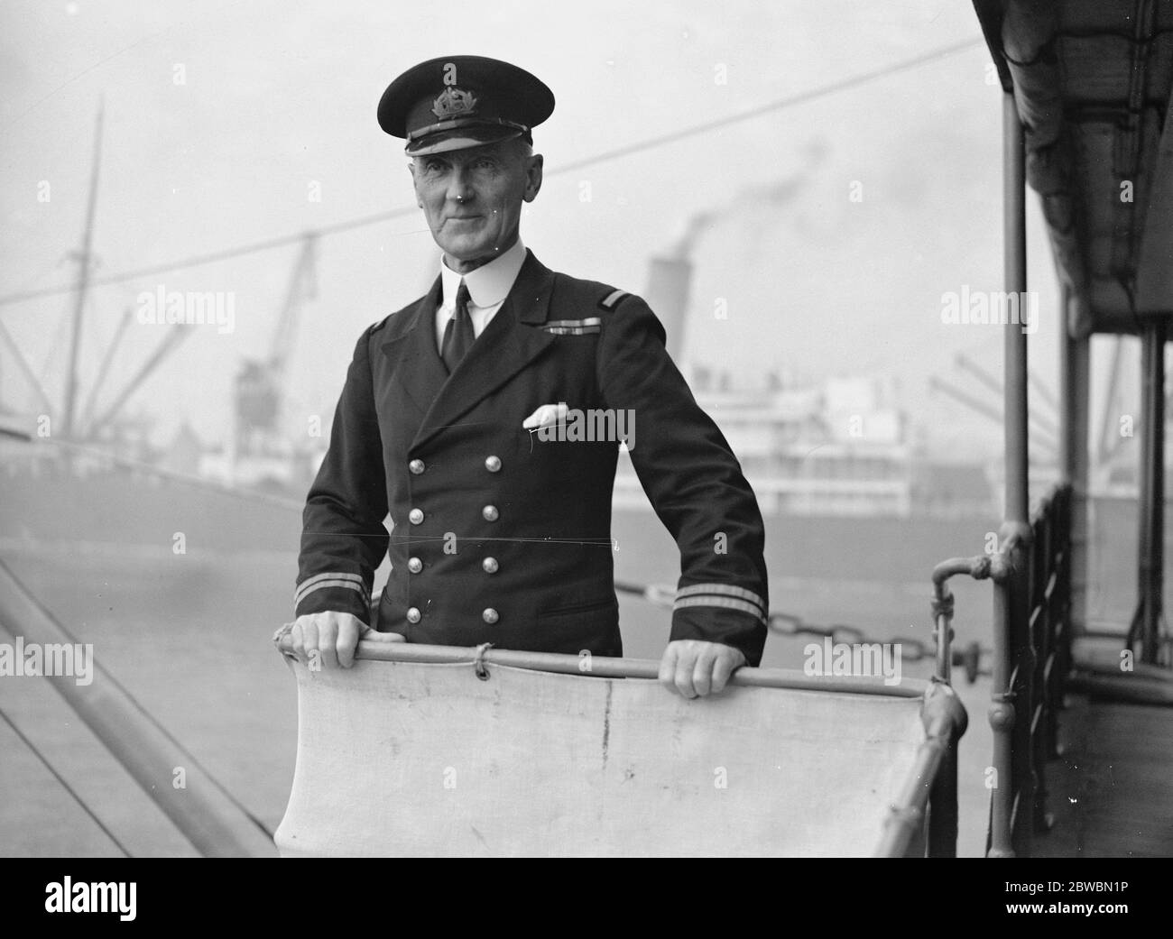 Kapitän Henry Stockwell fotografierte auf der Brücke des britischen Indien-Liners ' Mandala ' nach Abschluss seiner letzten Reise. Er ging auf See im Jahr 1887, diente in Wind Jammers, "Mystery" Boote im Krieg und Commodore der Linie 3 Februar 1932 Stockfoto
