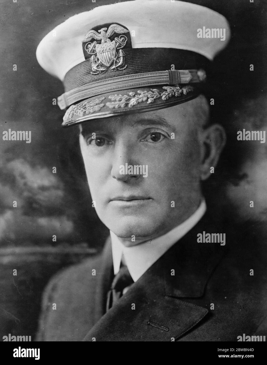 Amerikanischer Admiral soll über den Nordpol fliegen Es wird berichtet, dass Admiral Moffett von der amerikanischen Marine im August versuchen wird, von Seattle nach Norwegen über den Nordpol im riesigen Luftschiff Z R zu fliegen! Wird am 23. Juni 1923 in Lakehurst gebaut Stockfoto