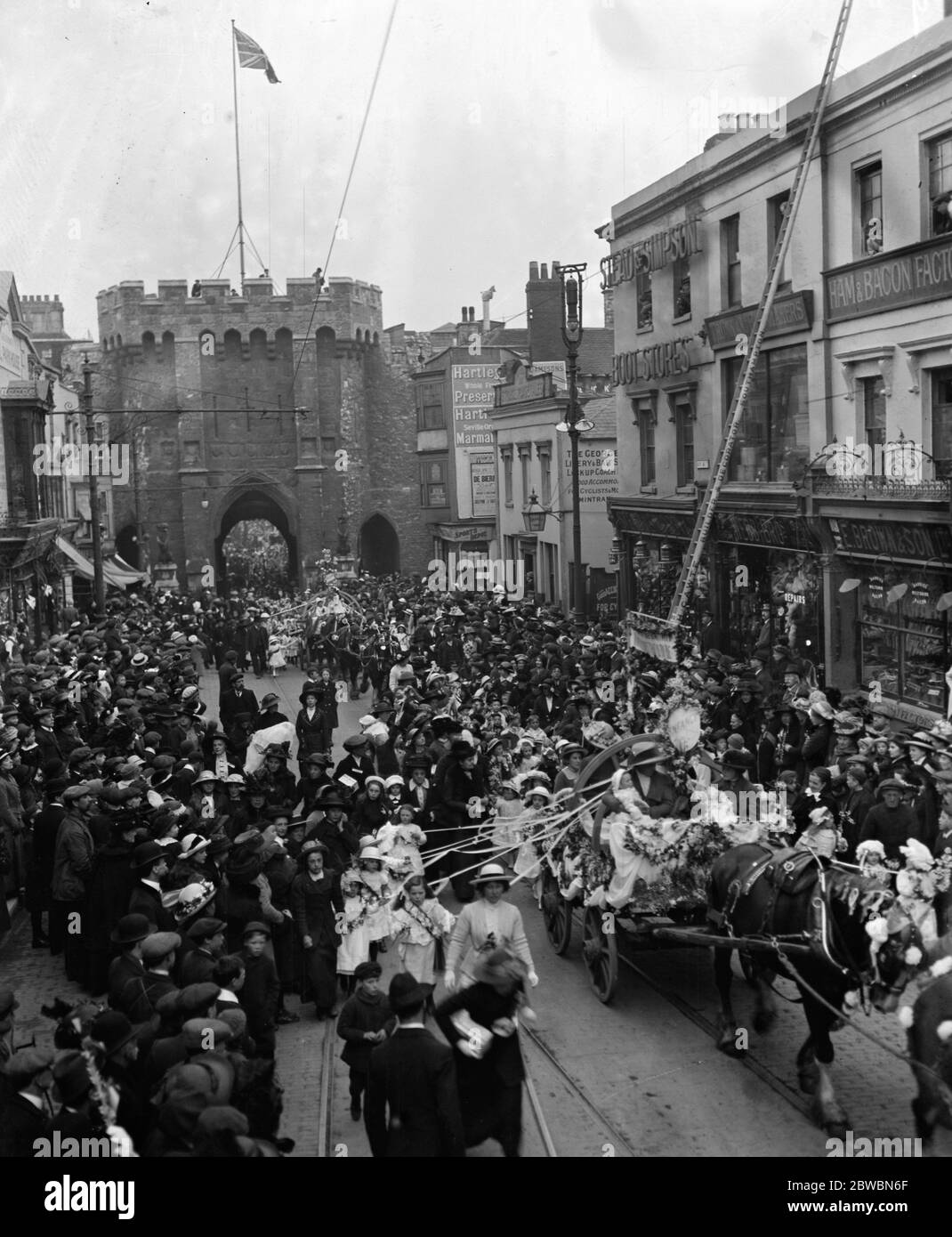 Kommen der Glocken, Southampton Prozession durch die Bar Gate. Stockfoto