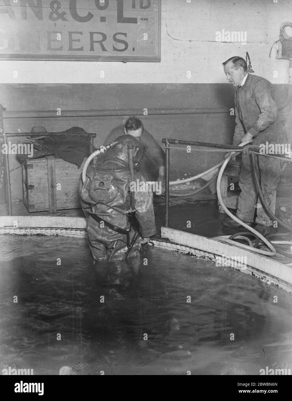 Demonstration von Tauchern bei der Arbeit in Siebe . Gorman und Co 's Tanks in Westminster von Herrn Durwood, der Tauchexperte. 14 März 1925 Stockfoto