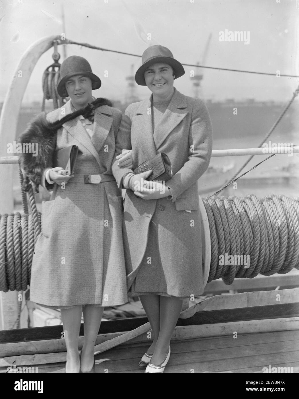 Auf der SS Berengaria in Southampton die amerikanische Golferin Miss Glenna Collett ( National Champion und Kapitän ) und Miss Helen Hicks ( Hewlitt , L I ) 29 April 1930 Stockfoto