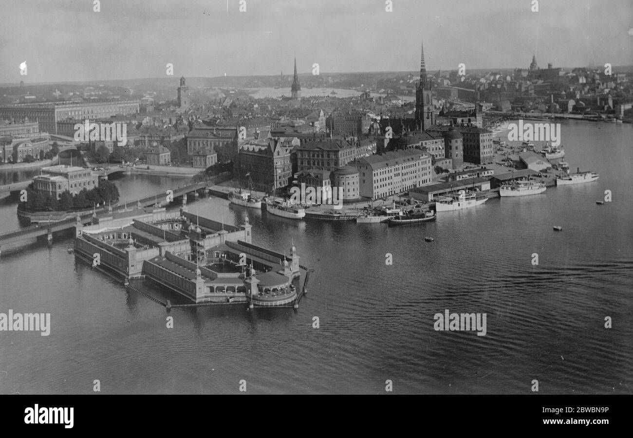 Eine allgemeine Ansicht von Stockholm, zeigt den Königspalast auf der linken Seite, die Riddarholm-Kirche auf der rechten Seite, und die herrlichen Meerwasser-Schwimmbäder im Vordergrund. 13. November 1922 Stockfoto