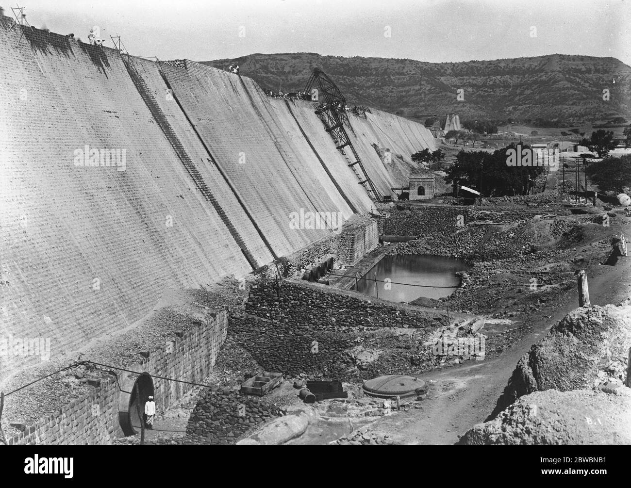 Die Nutzung der Natur auf die Bedürfnisse der Viehzucht . Große Engineering-Leistung kurz vor Fertigstellung zu einem Preis von über drei Millionen . Der Lloyd Dam, benannt nach Sir George Lloyd, die Fertigstellung in Bhatgar nähert, 30 Meilen von Poona, wird die größte Bewässerung Schema der Welt bilden. Das Wasser, das durch den Damm gespeichert wird, wird einen See bilden, der etwa 18 Meilen lang und 46 Meilen im Umfang ist, und es wird Schutz für ein Gebiet leisten, das fast doppelt so groß ist wie Surrey. Downstream-Ansicht des Lloyd Dam, zeigt Auslassrohre und Aufzug. 12 März 1923 Stockfoto