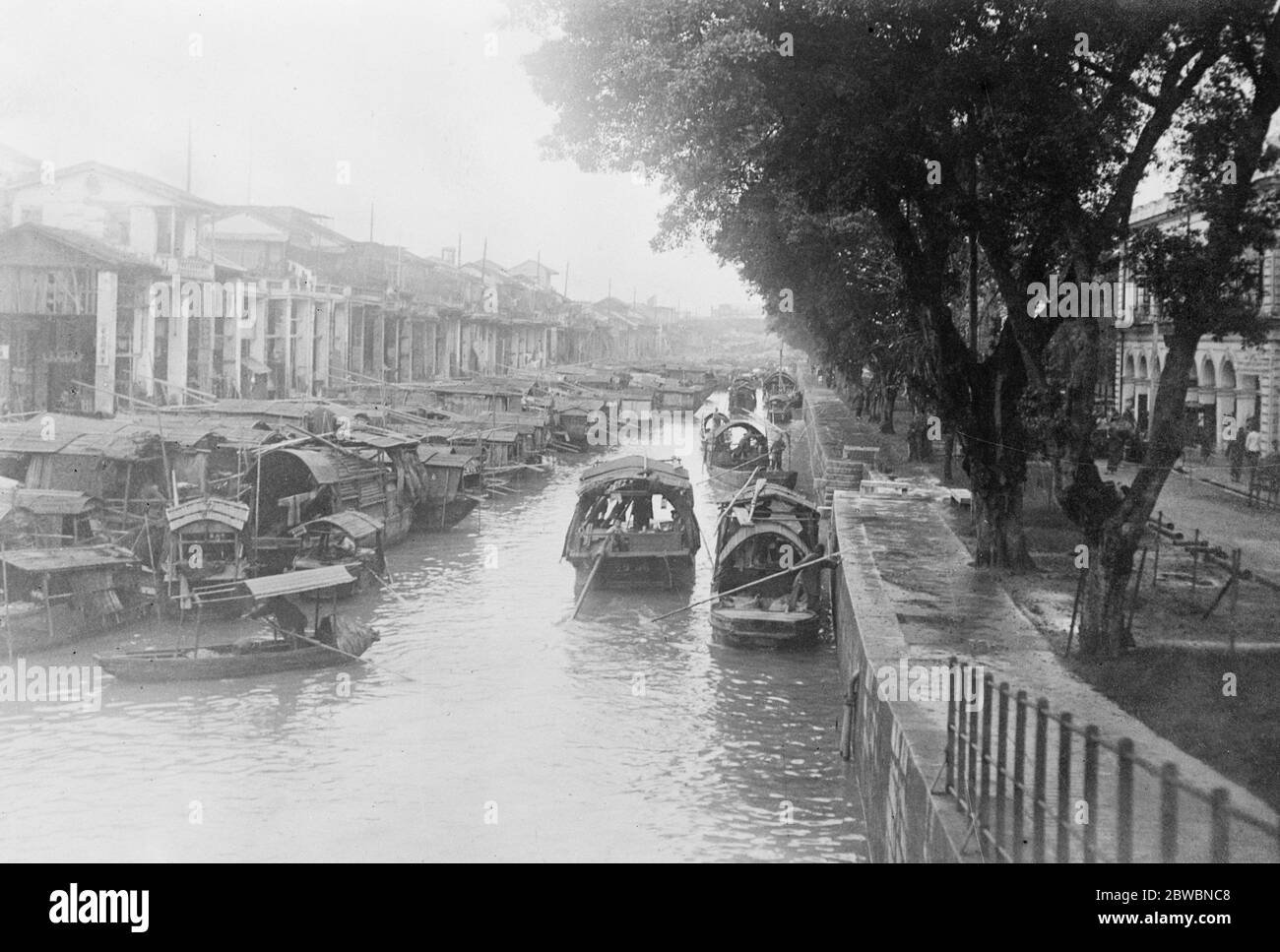 Kanton Stadt , Kanal trennt europäischen Viertel Shameen Island ( rechts ) von der Heimatstadt ( links ) 1924 Stockfoto