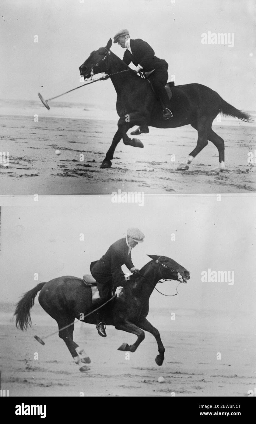Polo auf dem Sand . Wie ein amerikanischer Minister fit hält Herr R M Tobin der amerikanische Minister in Den Haag , fit zu halten durch Polo-Praxis auf dem Sand in Scheveningen in den Niederlanden. 23. Oktober 1923 Stockfoto